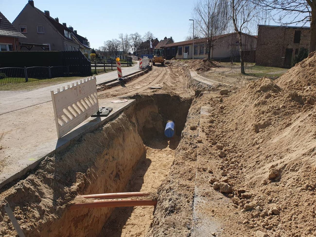 Vermessungstechnisch gesicherter Punkt an einer kommunalen Leitungstrasse
